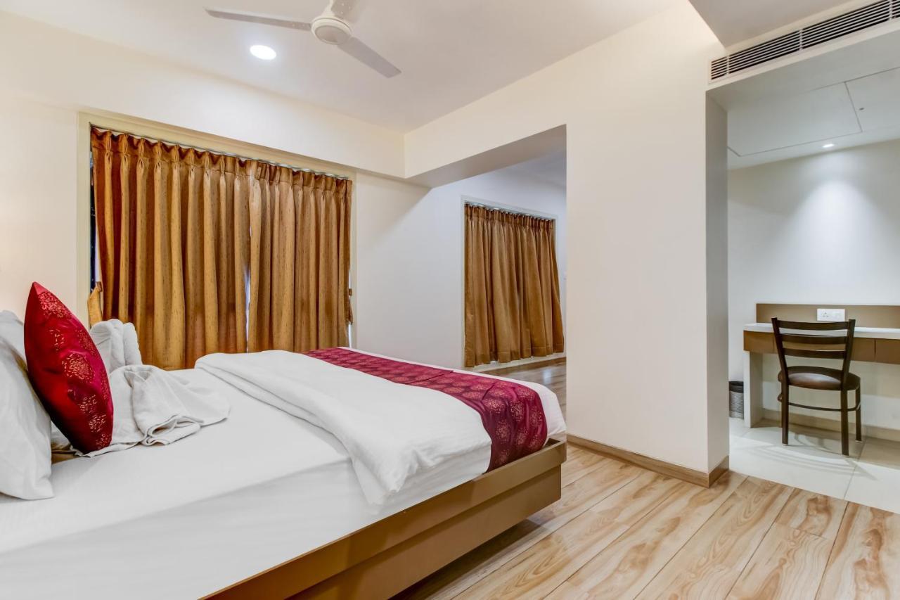 Grand Mookambika Hotel Нави Мумбай Екстериор снимка