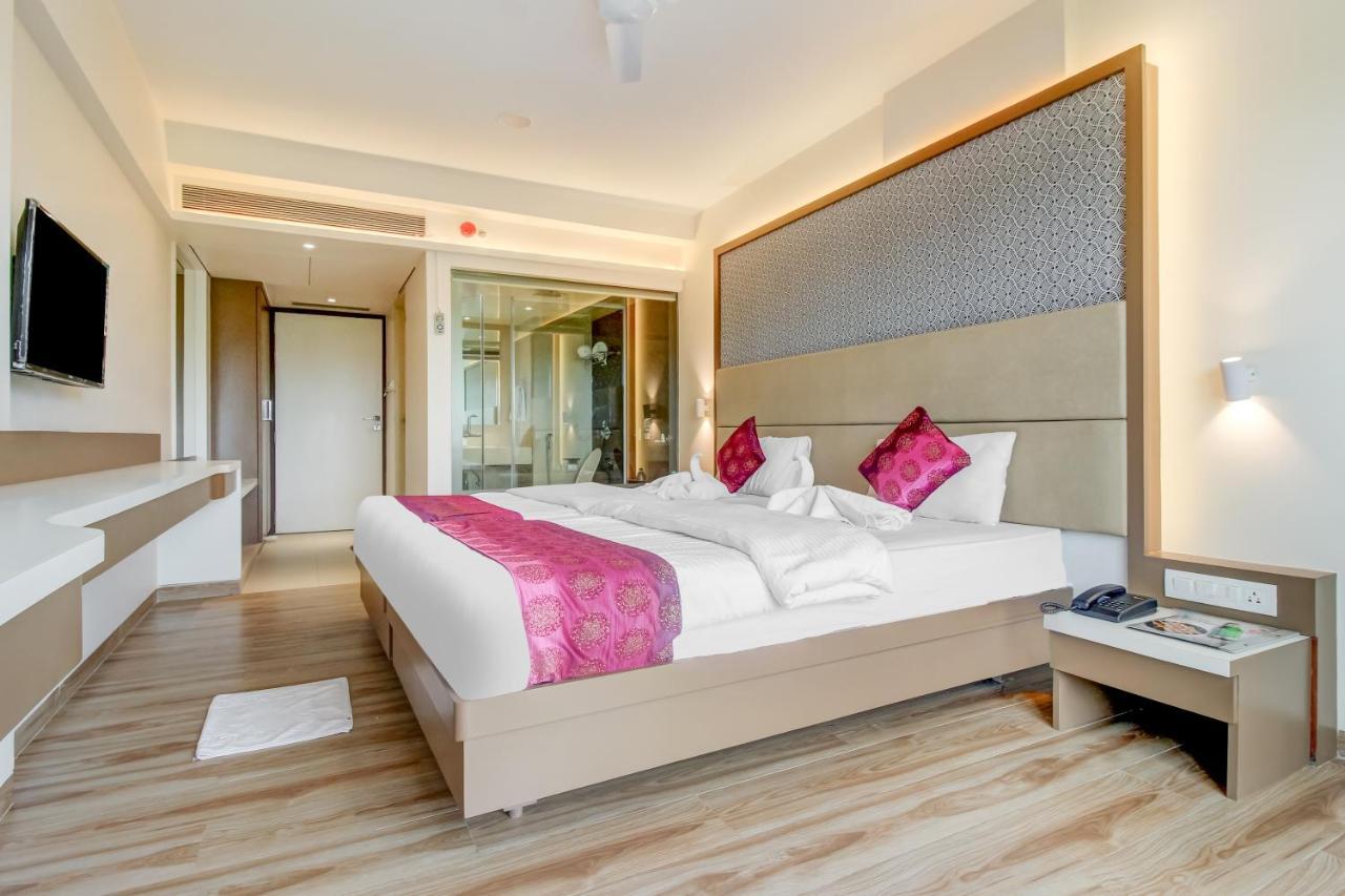 Grand Mookambika Hotel Нави Мумбай Екстериор снимка