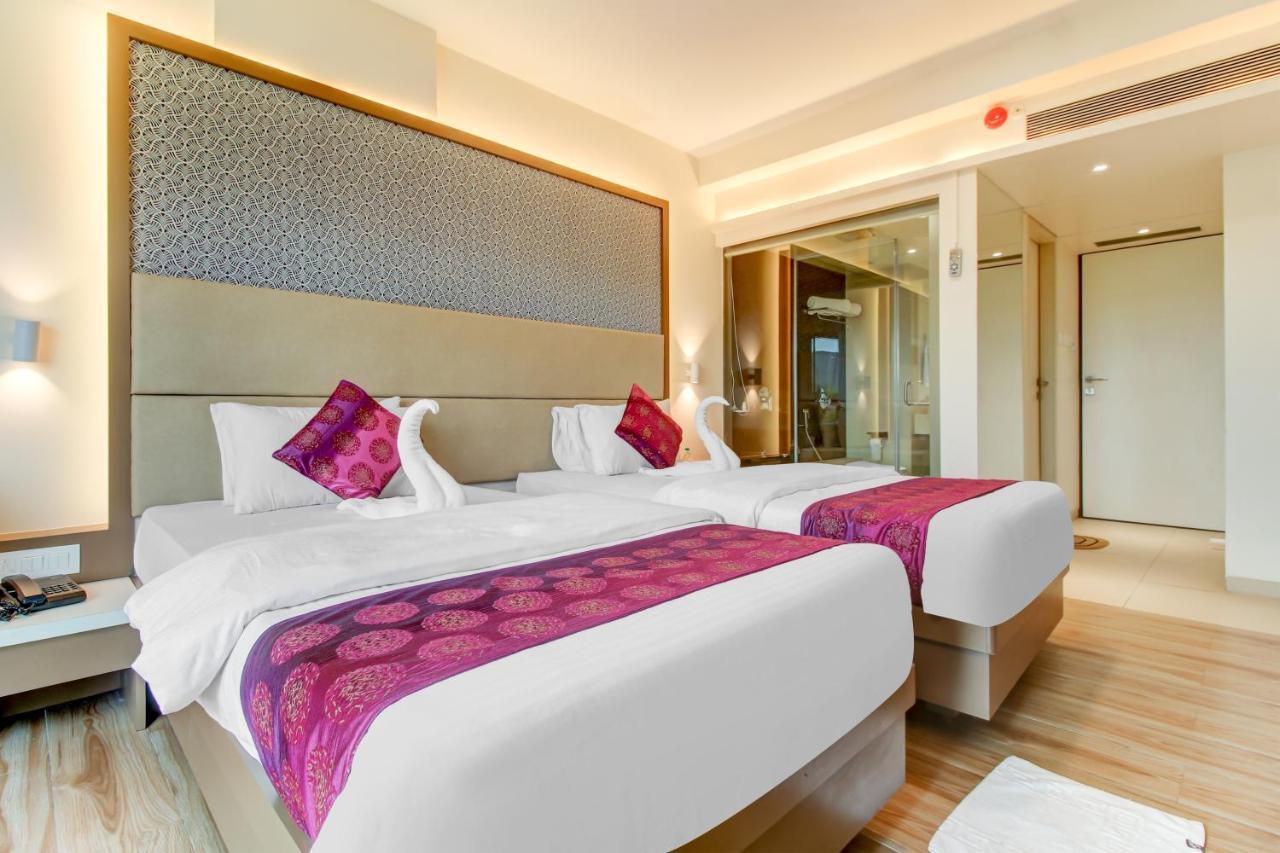 Grand Mookambika Hotel Нави Мумбай Екстериор снимка