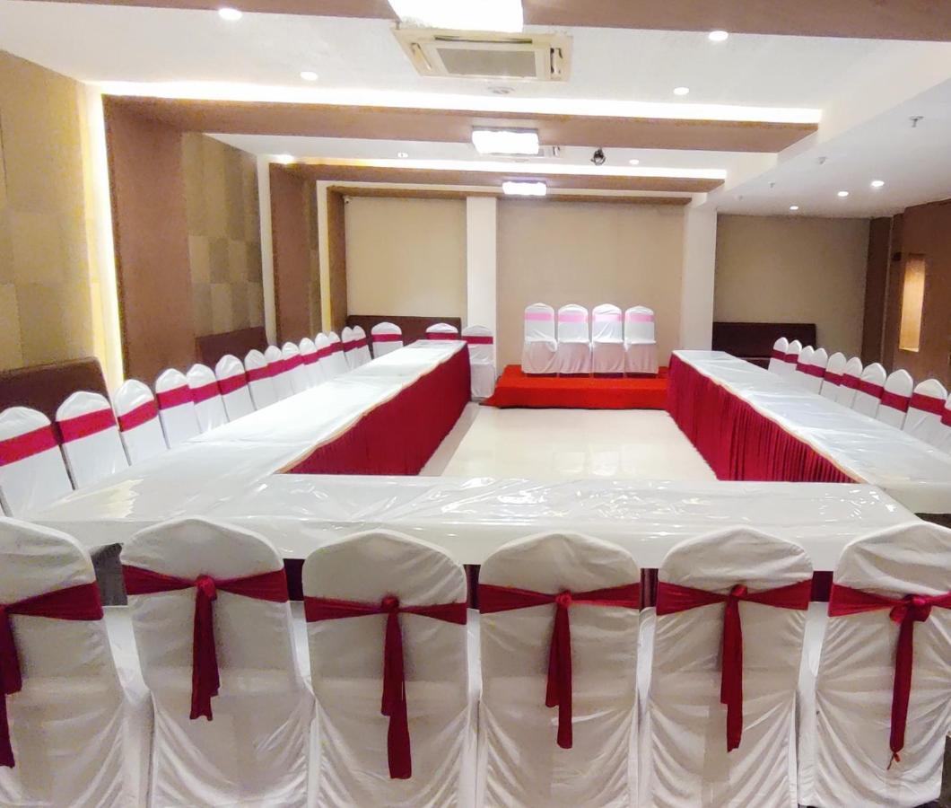 Grand Mookambika Hotel Нави Мумбай Екстериор снимка