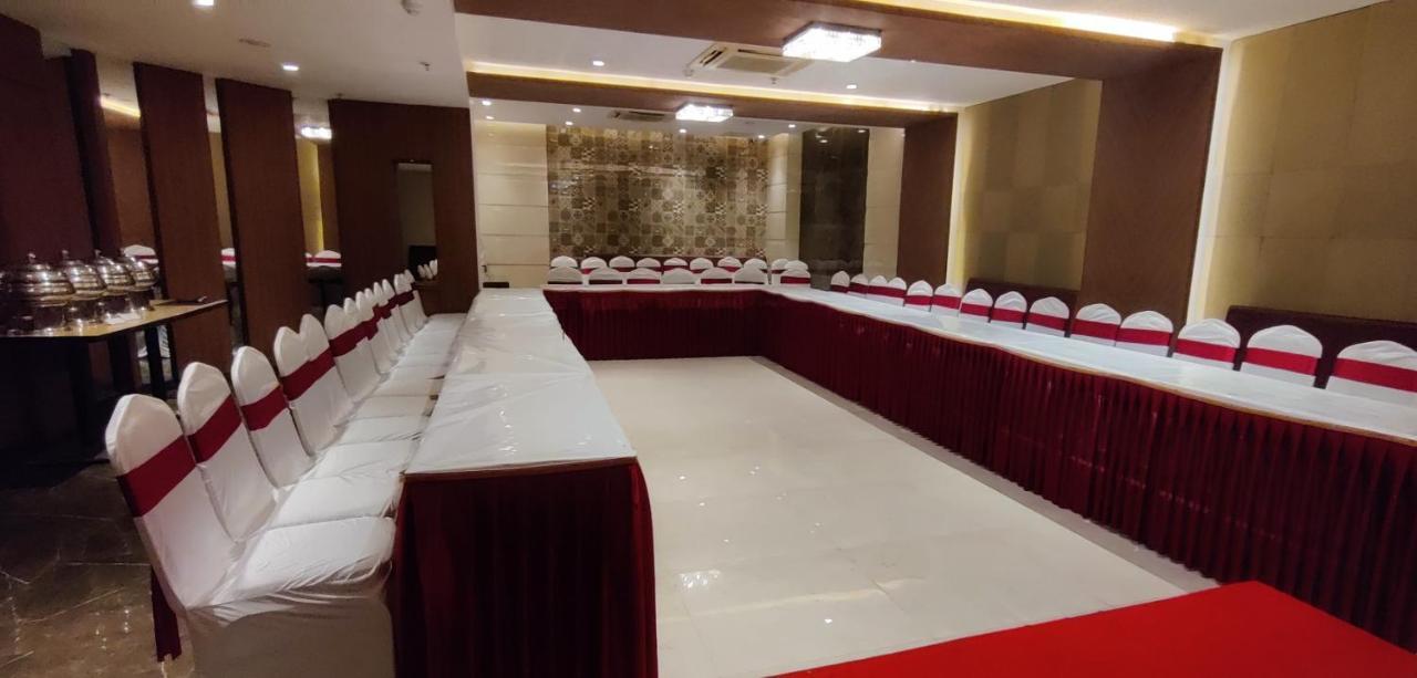 Grand Mookambika Hotel Нави Мумбай Екстериор снимка