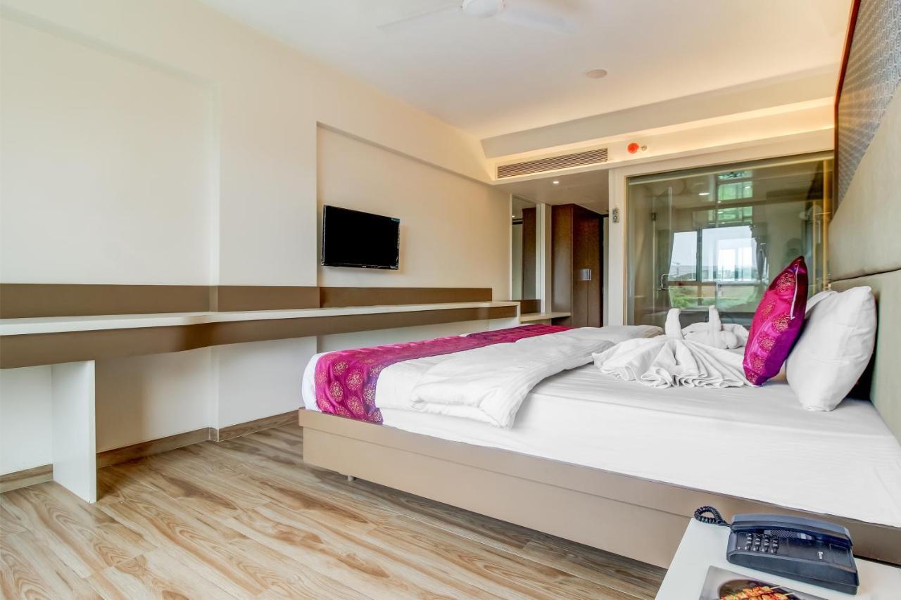Grand Mookambika Hotel Нави Мумбай Екстериор снимка