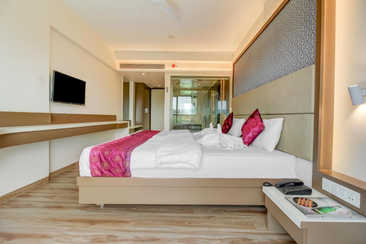 Grand Mookambika Hotel Нави Мумбай Екстериор снимка