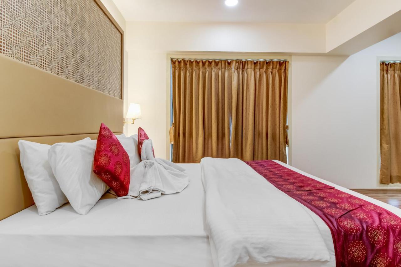 Grand Mookambika Hotel Нави Мумбай Екстериор снимка