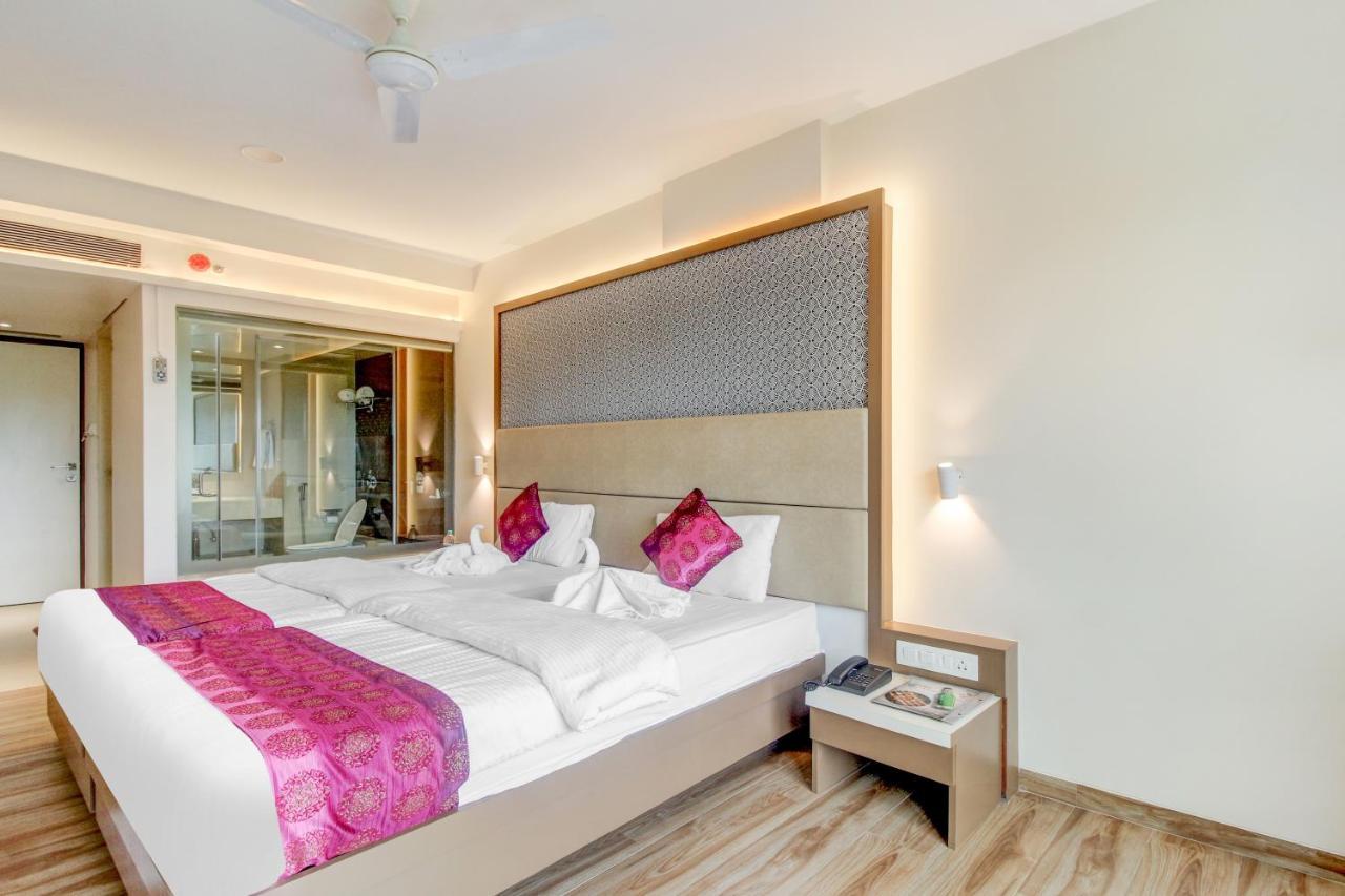 Grand Mookambika Hotel Нави Мумбай Екстериор снимка