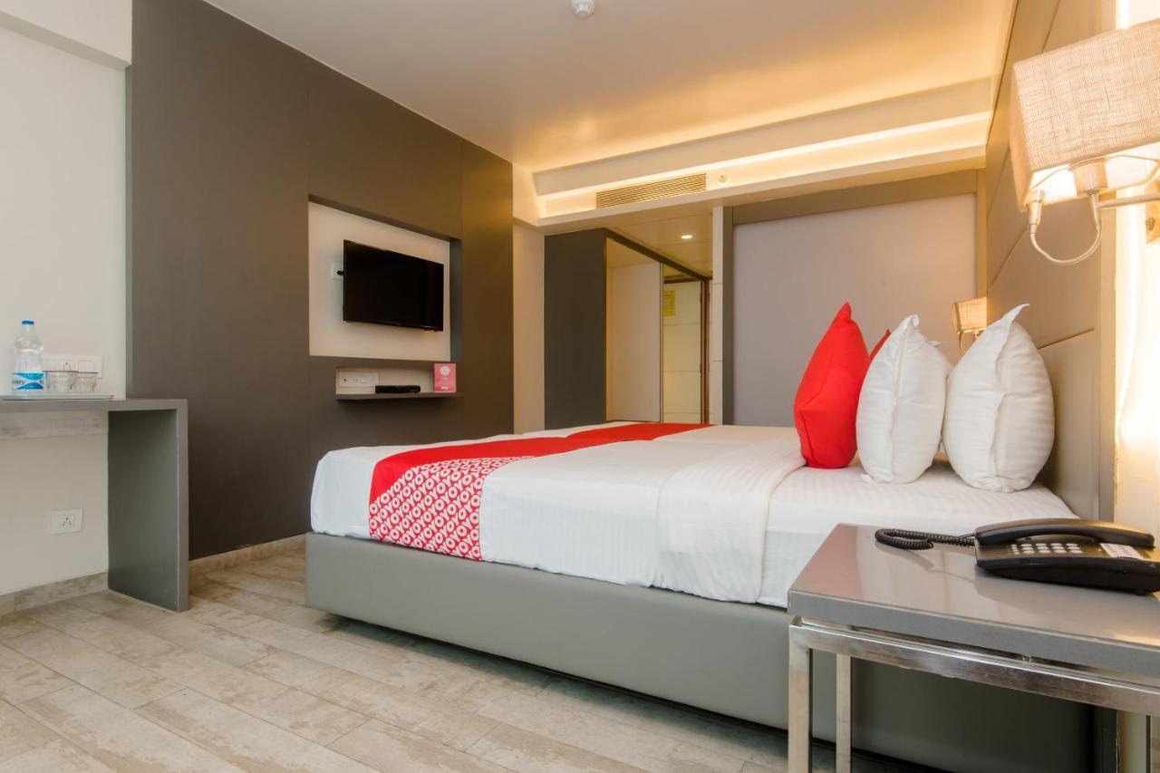 Grand Mookambika Hotel Нави Мумбай Екстериор снимка